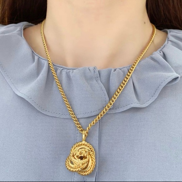 🌷MCM Flower Logo Pendant - Picture 3 of 10